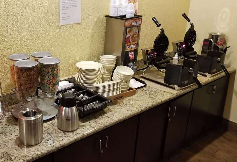 בית מלון כפרי Ramada By Wyndham Houston Intercontinental Airport East