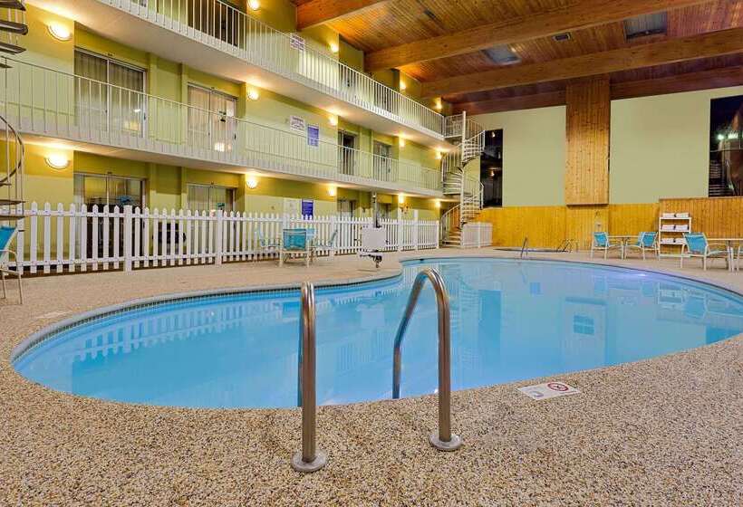 فندق Ramada By Wyndham Marquette