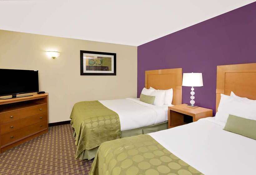 فندق Ramada By Wyndham Marquette