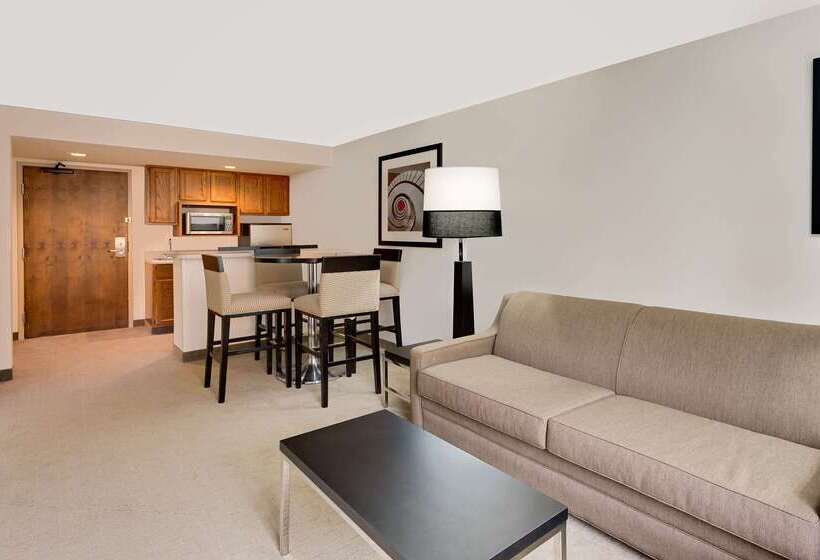 فندق Ramada By Wyndham Marquette