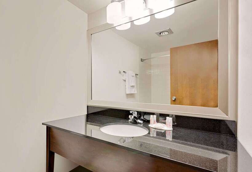 فندق Ramada By Wyndham Marquette