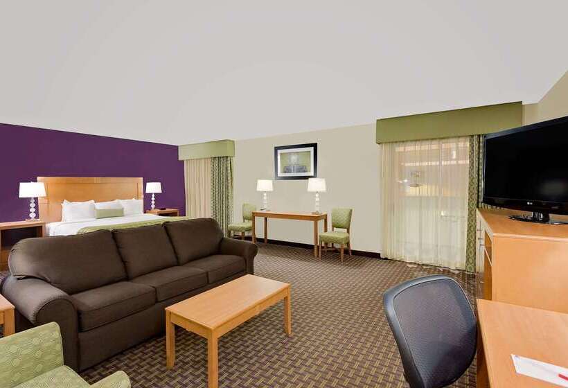 فندق Ramada By Wyndham Marquette