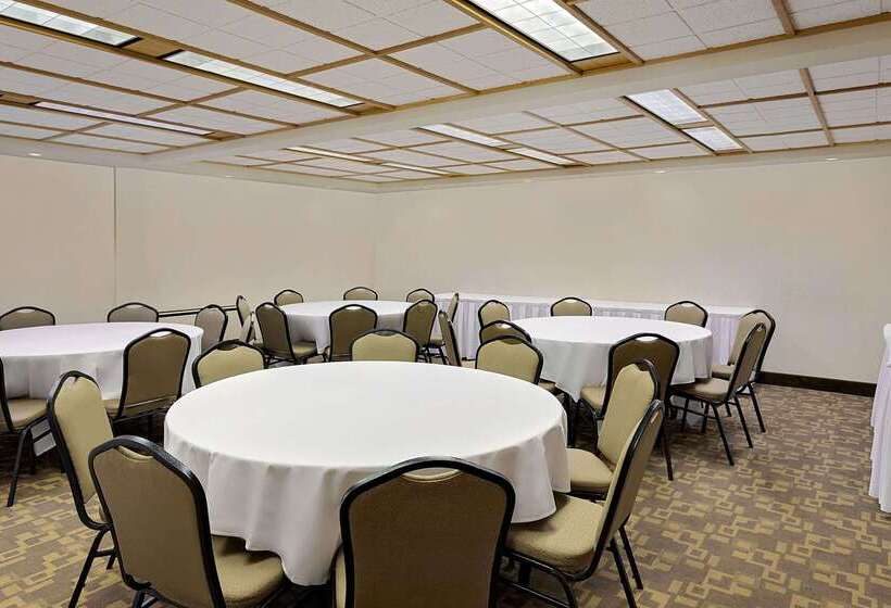 فندق Ramada By Wyndham Marquette