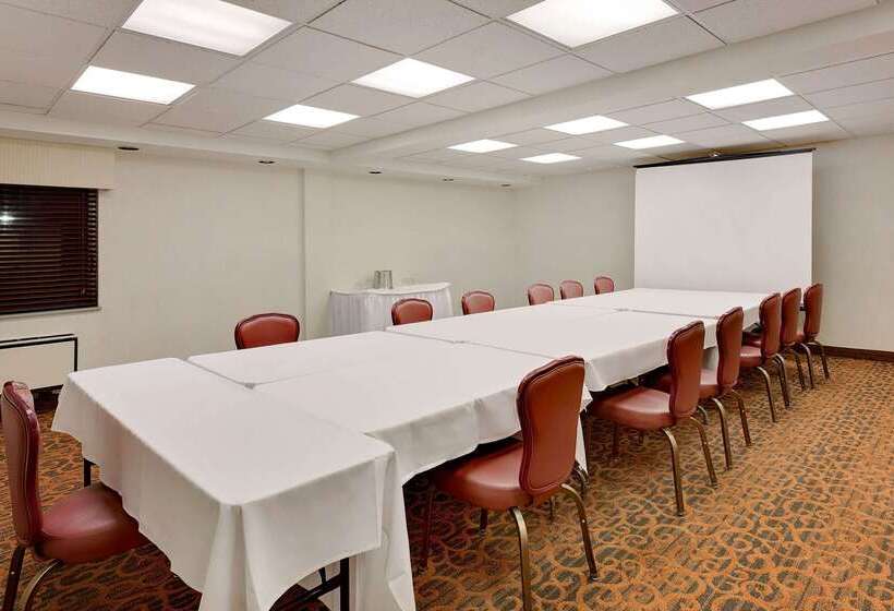 فندق Ramada By Wyndham Marquette