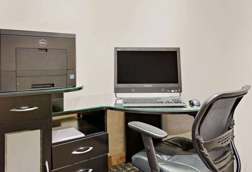 فندق Ramada By Wyndham Marquette