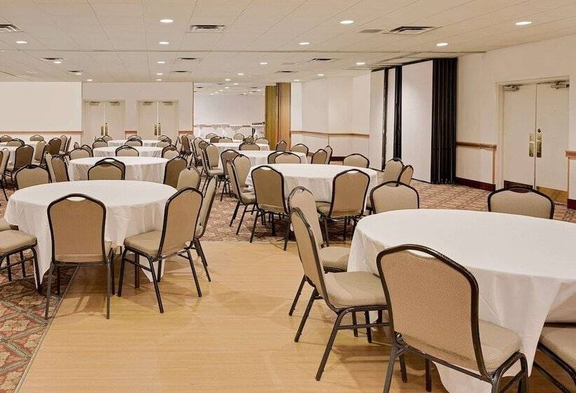 فندق Ramada By Wyndham Marquette