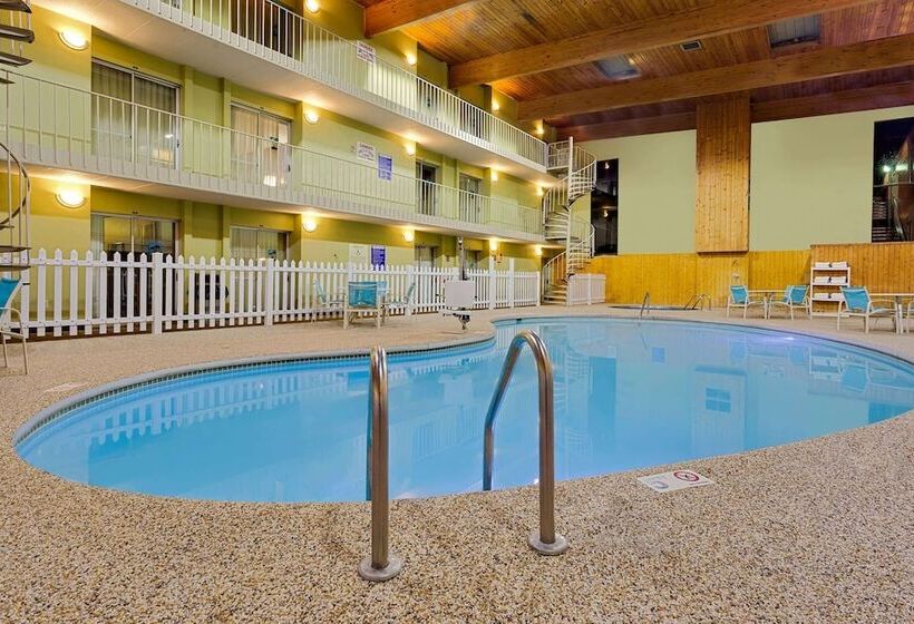 فندق Ramada By Wyndham Marquette