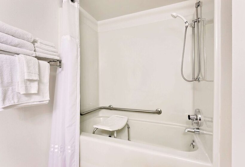 فندق Ramada By Wyndham Marquette