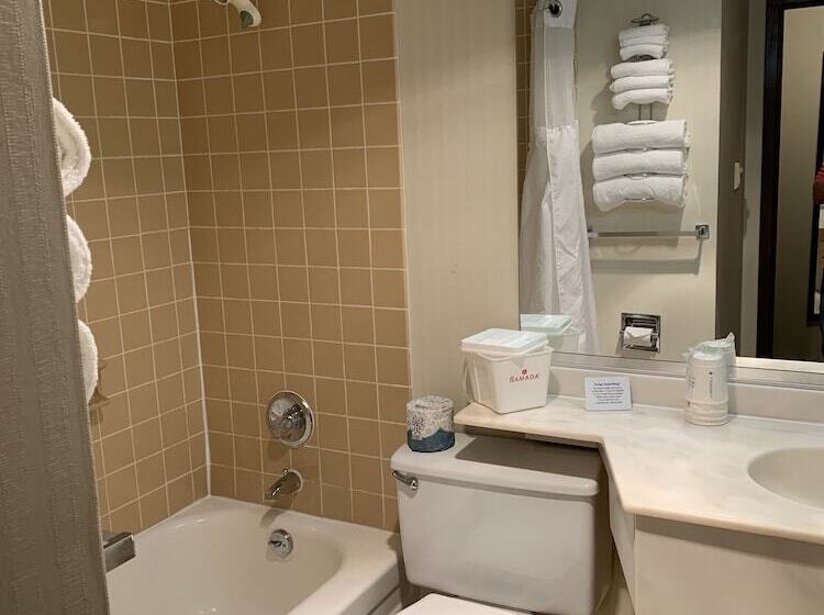 فندق Ramada By Wyndham Marquette