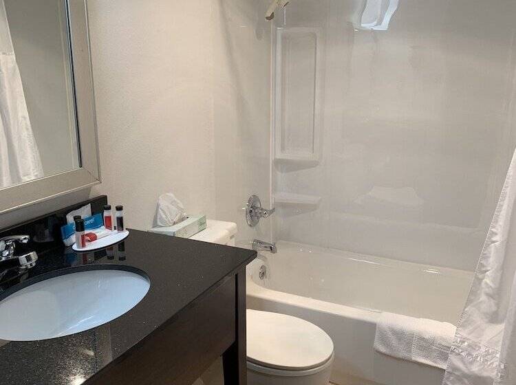 فندق Ramada By Wyndham Marquette