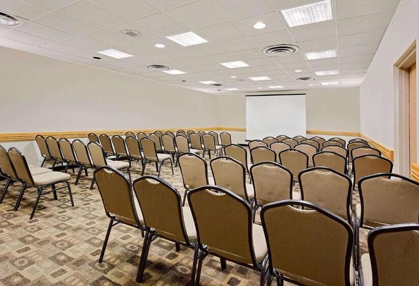 فندق Ramada By Wyndham Marquette