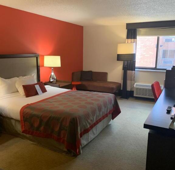 فندق Ramada By Wyndham Marquette