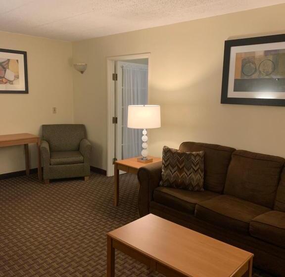 فندق Ramada By Wyndham Marquette