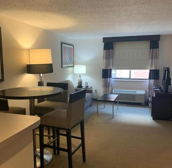 فندق Ramada By Wyndham Marquette