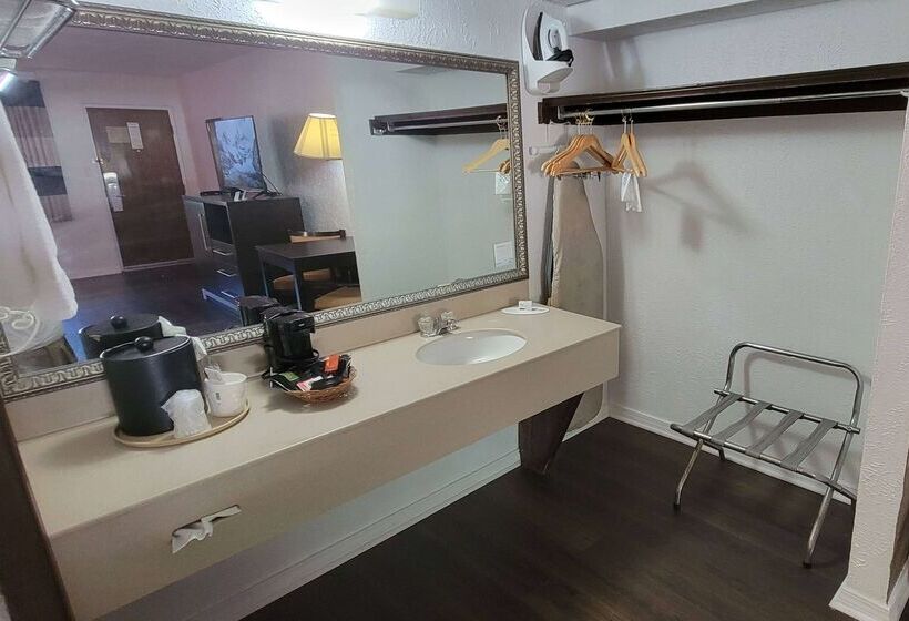 فندق Ramada By Wyndham Mountain Home