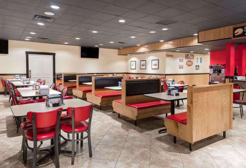 فندق Ramada By Wyndham Mountain Home