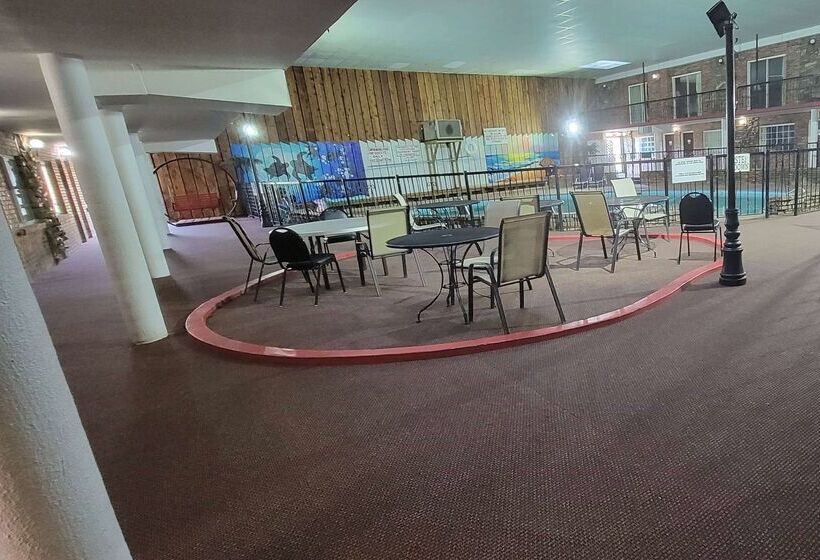 فندق Ramada By Wyndham Mountain Home