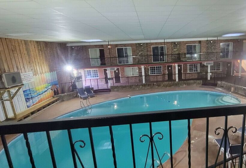 فندق Ramada By Wyndham Mountain Home