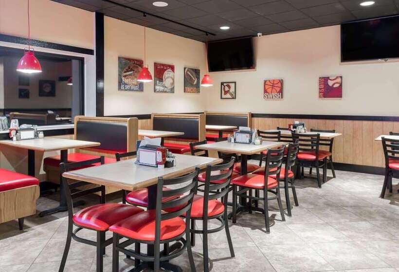 فندق Ramada By Wyndham Mountain Home