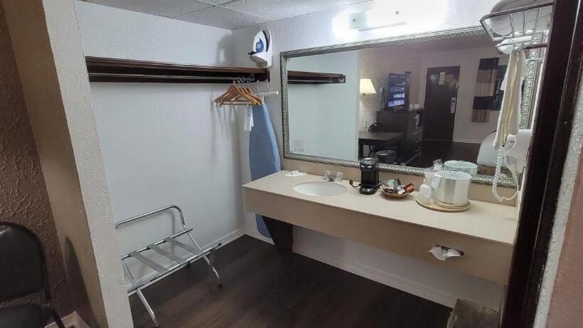 فندق Ramada By Wyndham Mountain Home