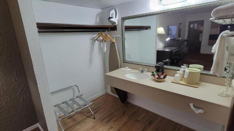 فندق Ramada By Wyndham Mountain Home