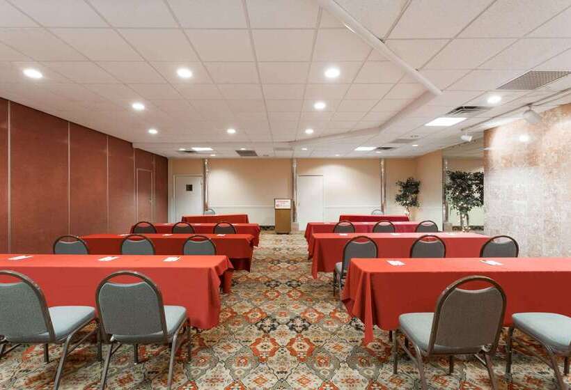 Отель Ramada By Wyndham Newburgh/west Point