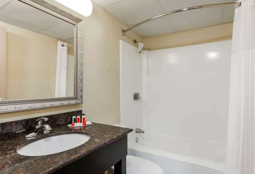 Отель Ramada By Wyndham Newburgh/west Point