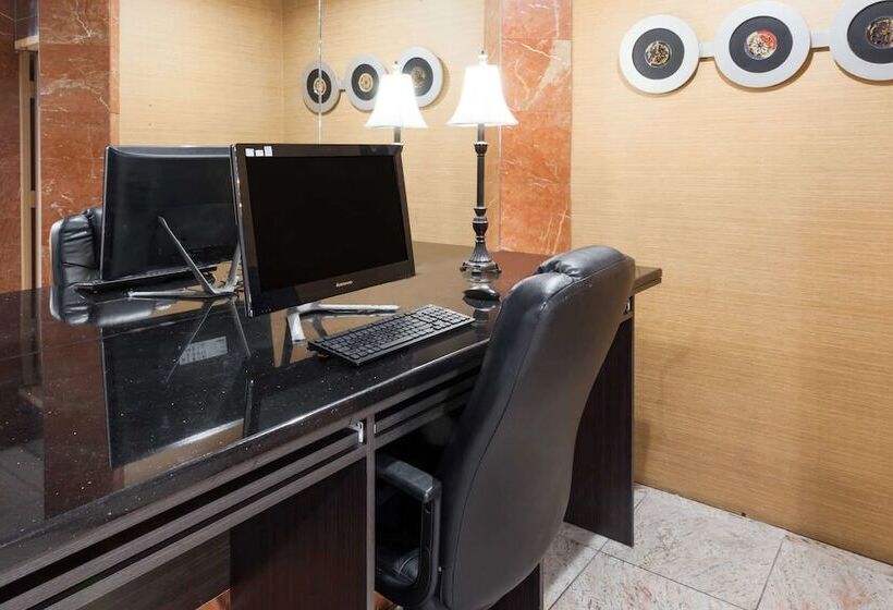 Отель Ramada By Wyndham Newburgh/west Point