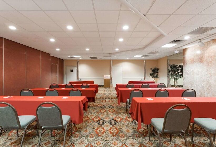 Отель Ramada By Wyndham Newburgh/west Point