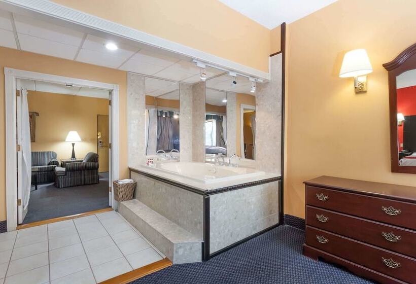 Отель Ramada By Wyndham Newburgh/west Point