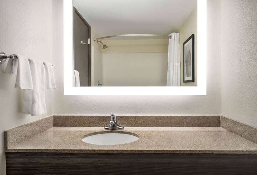 هتل Ramada By Wyndham Allentown Bethlehem