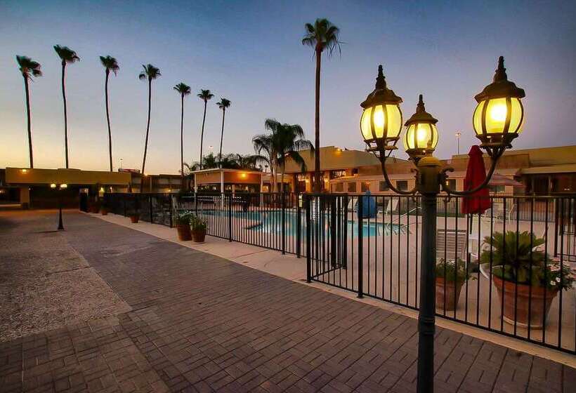 هتل Ramada By Wyndham Tucson