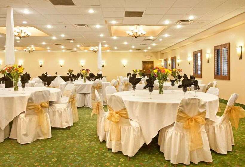 هتل Ramada By Wyndham Tucson