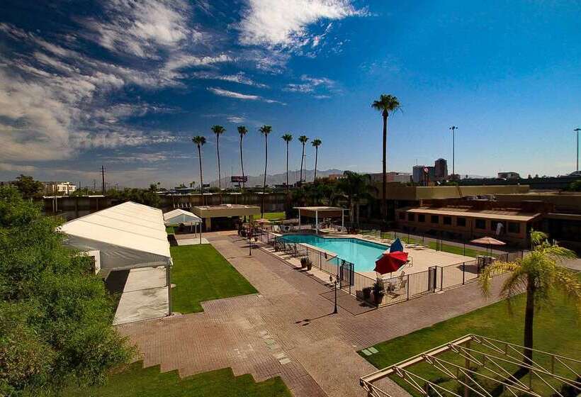 هتل Ramada By Wyndham Tucson