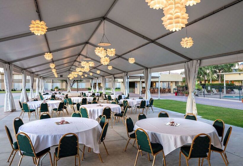 هتل Ramada By Wyndham Tucson