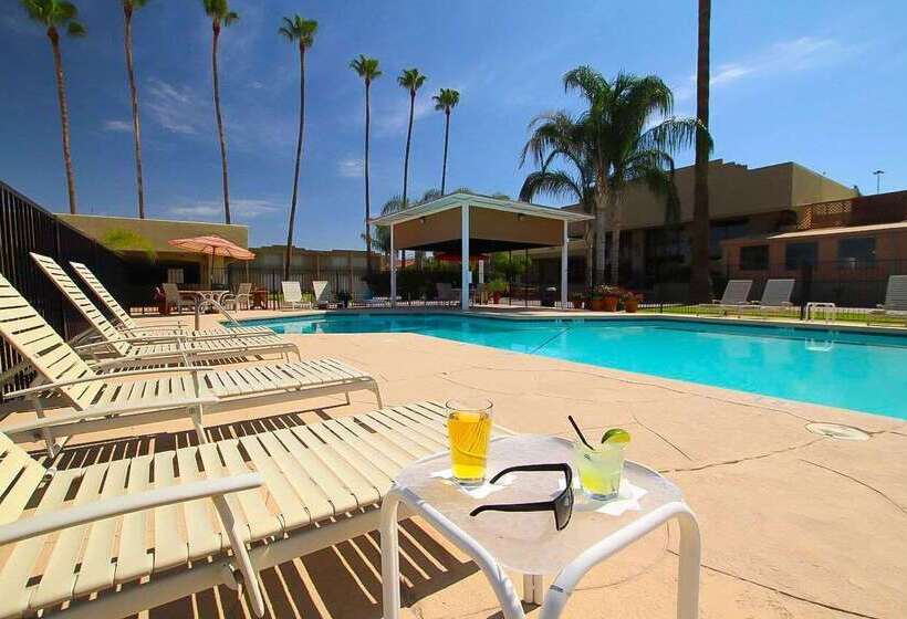 هتل Ramada By Wyndham Tucson