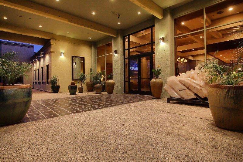 هتل Ramada By Wyndham Tucson