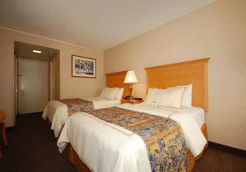 Red Lion Hotel Rosslyn Iwo Jima