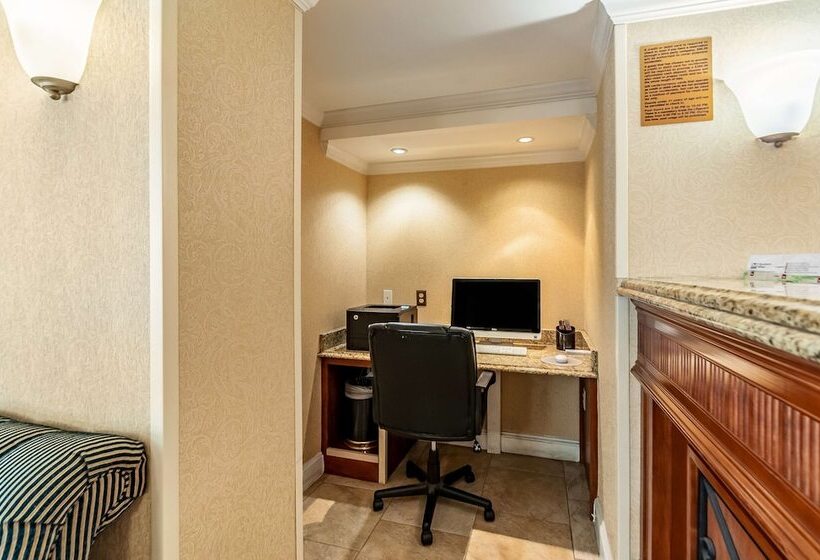 Red Lion Hotel Rosslyn Iwo Jima