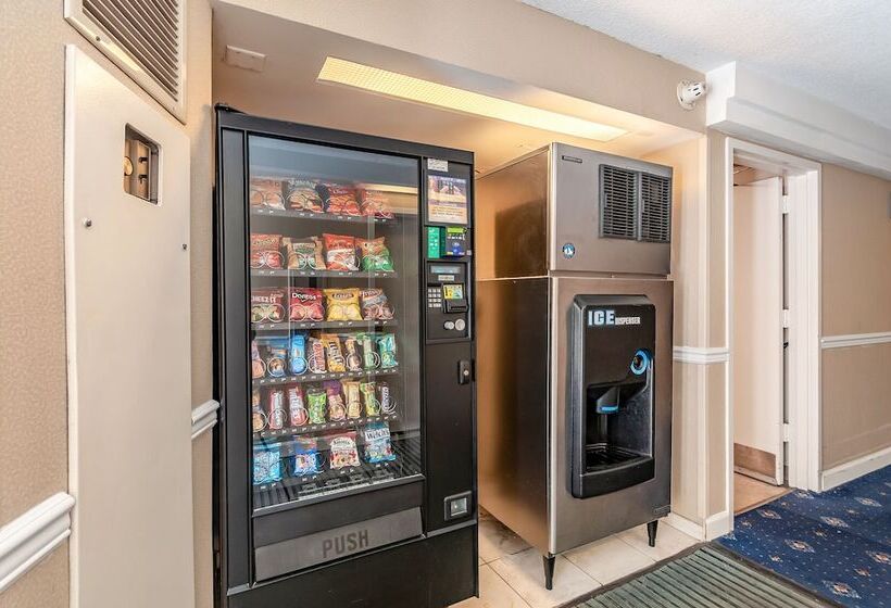 Red Lion Hotel Rosslyn Iwo Jima