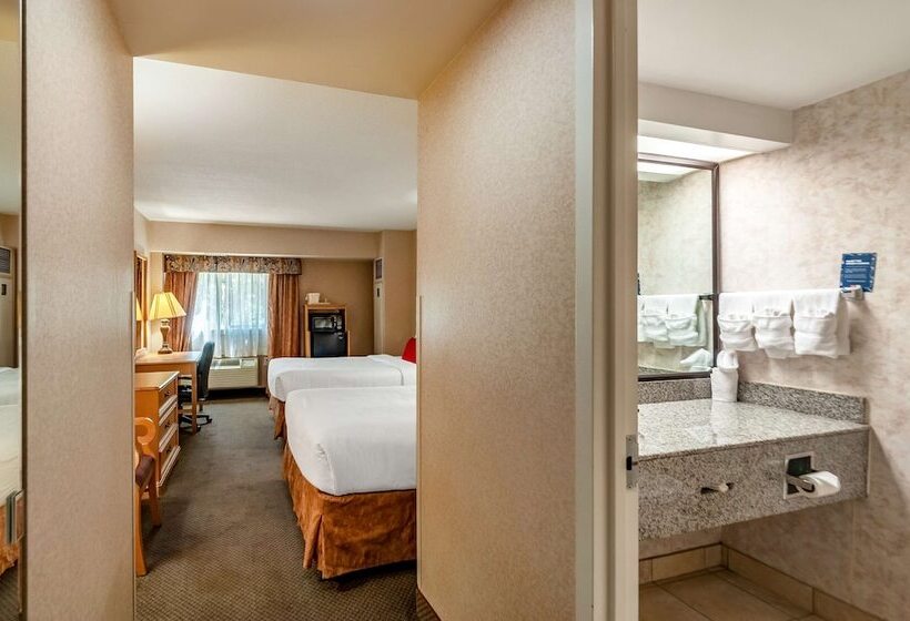 Red Lion Hotel Rosslyn Iwo Jima