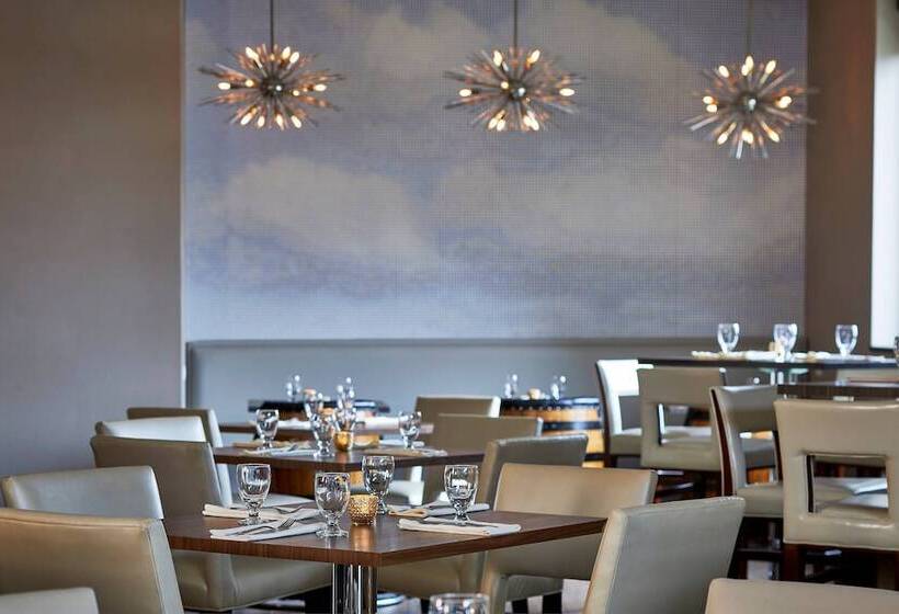 هتل Renaissance Chicago Glenview Suites