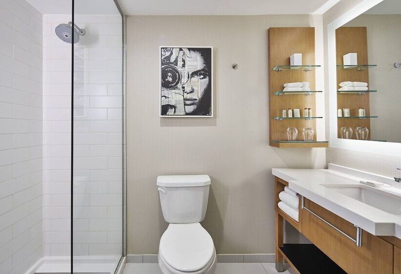 هتل Renaissance Chicago Glenview Suites