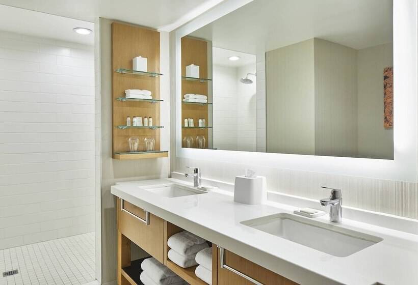 هتل Renaissance Chicago Glenview Suites