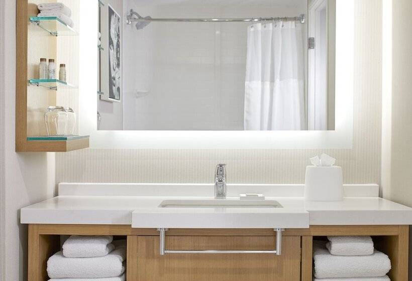 هتل Renaissance Chicago Glenview Suites