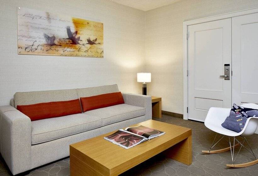 هتل Renaissance Chicago Glenview Suites