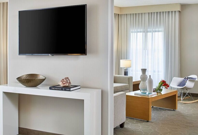 هتل Renaissance Chicago Glenview Suites