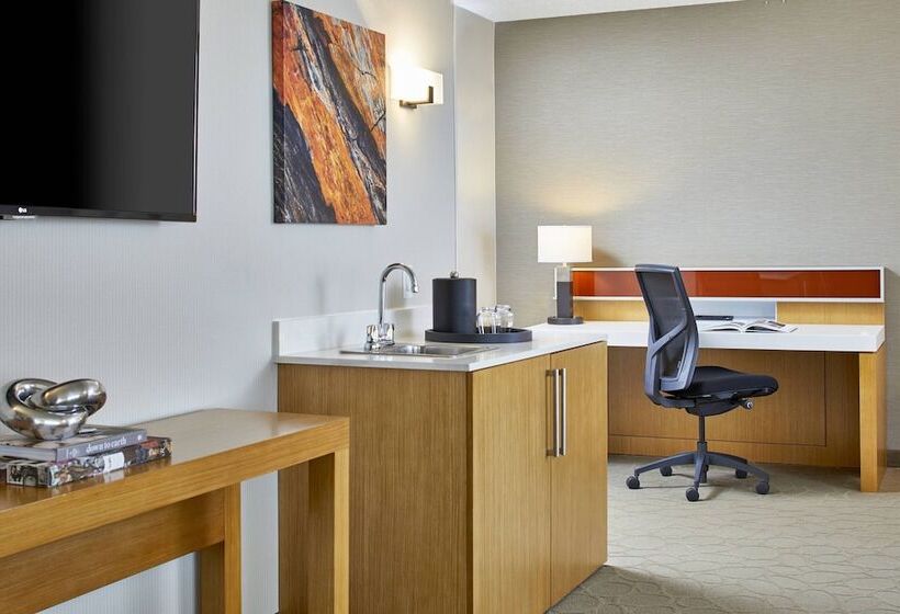 هتل Renaissance Chicago Glenview Suites