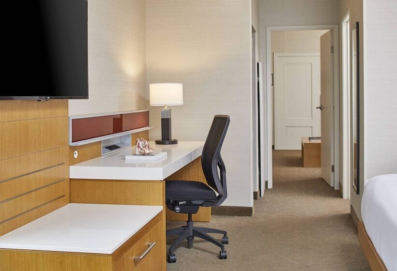 هتل Renaissance Chicago Glenview Suites