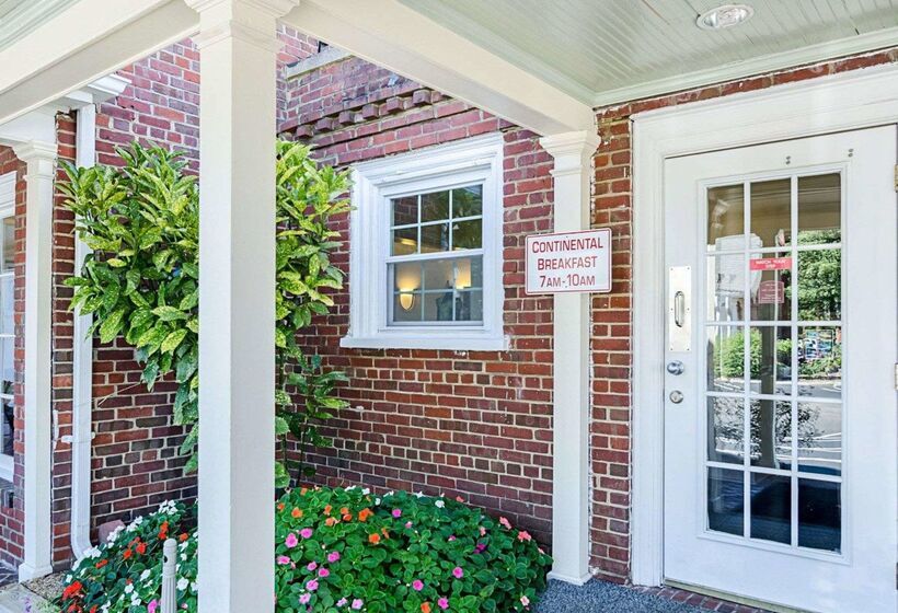 בית מלון כפרי Rodeway Inn Historic